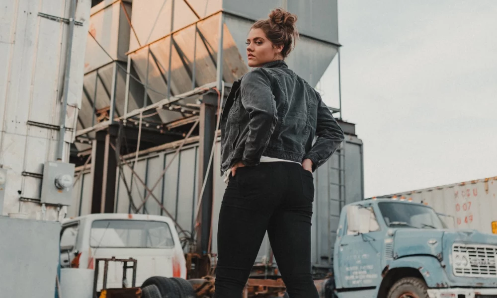 BLACK JEANS: 14 STYLISH IDEAS FOR WOMEN