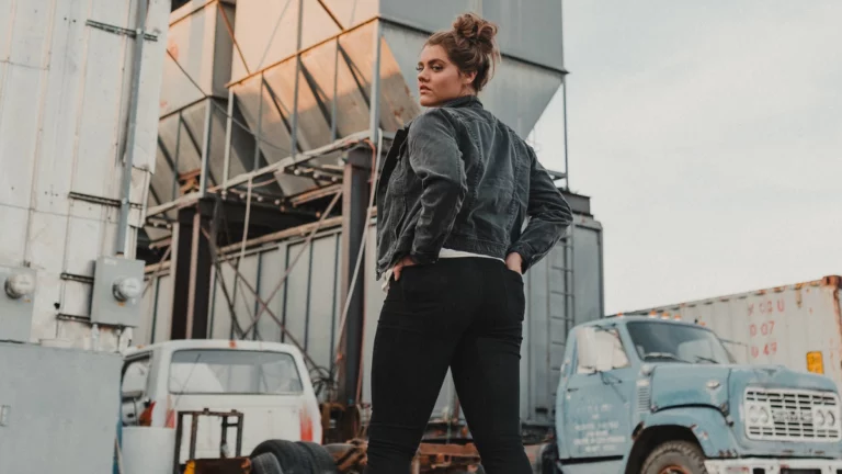 BLACK JEANS: 14 STYLISH IDEAS FOR WOMEN